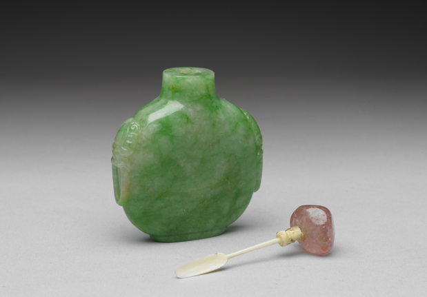 清 十八/十九世紀 翠玉獸首銜環扁瓶鼻煙壺